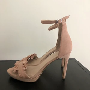 Klackskor Hannalicious x NAKD  - Jättefina klackskor i strl 39. Ca 10 cm klack