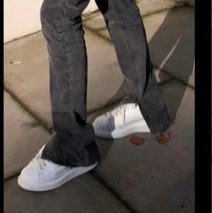 Slutsålda Grå Jeans från Zara - Slutsålda gråa raka jeans från Zara som har en slits längds ner. Superfina men lite för små därför säljer jag de. Storlek 36.⚡️ 350kr + frakt (1:a bilden är lånad)