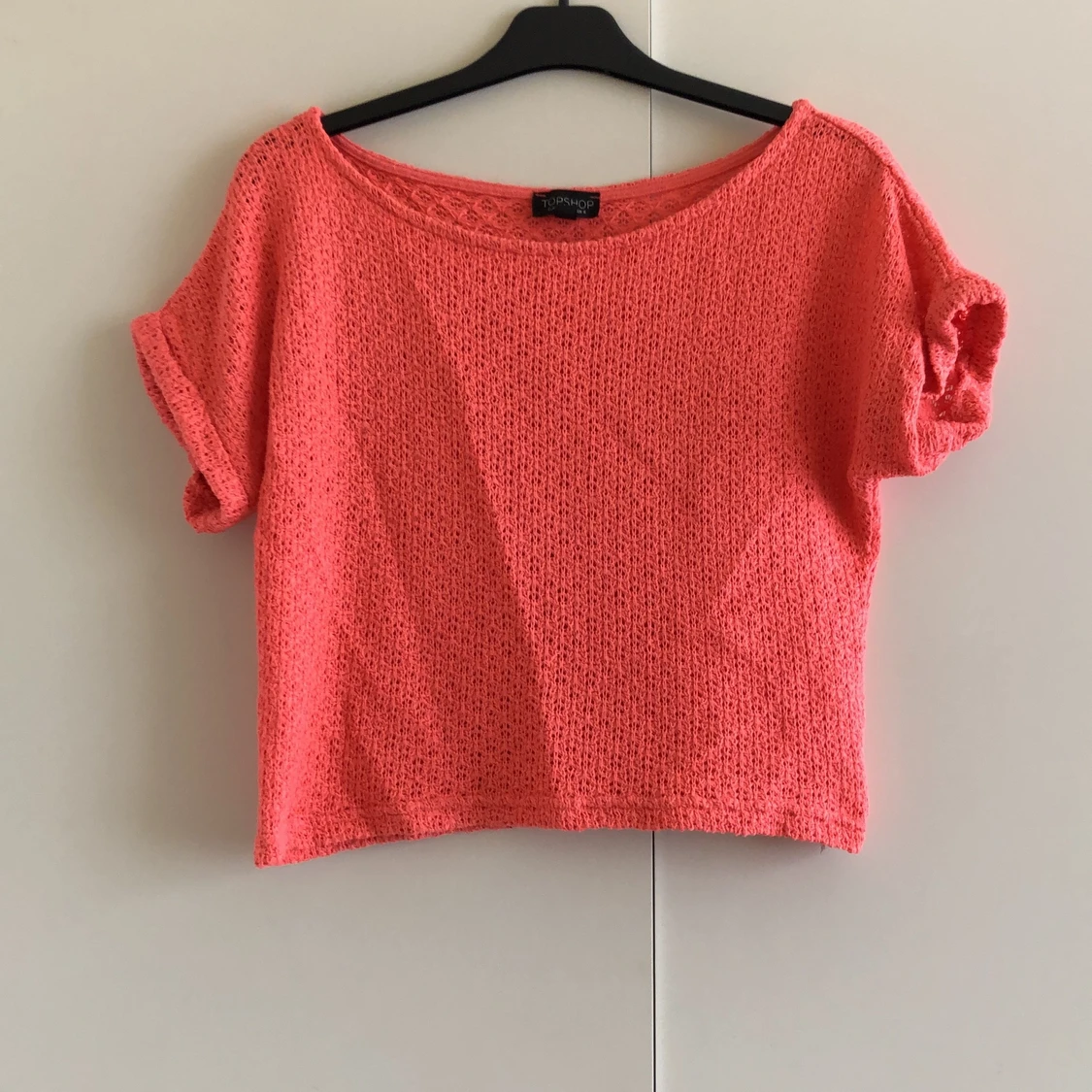 Stickad kortärmad tröja i korallrosa 