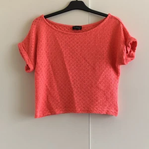 Stickad kortärmad tröja i korallrosa  - Fin stickad kortärmad tröja Stl S