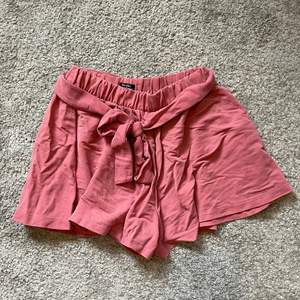 Finare shorts med knytning från Bershka, ser nästan ut som en kjol när shortsen är på. Endast använd en gång. 