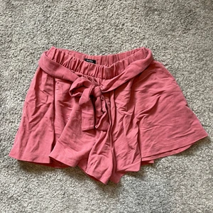 Finare shorts från Bershka - Finare shorts med knytning från Bershka, ser nästan ut som en kjol när shortsen är på. Endast använd en gång. 