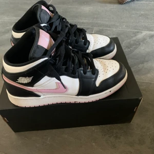 Jordan 1 mid articpink - !INTRESSEKOLL! På mina kära jordans 1 mid articpink som är redo för nytt hem. Köpta november 2020 när de som först var lanserade. Säljer pågrund av att jag har för många skor och de inte kommer till användning. Jätte fina till sommaren💞 bud börjar från 1500kr !KÖP DIREKT 1800! Box tillkommer såklart 