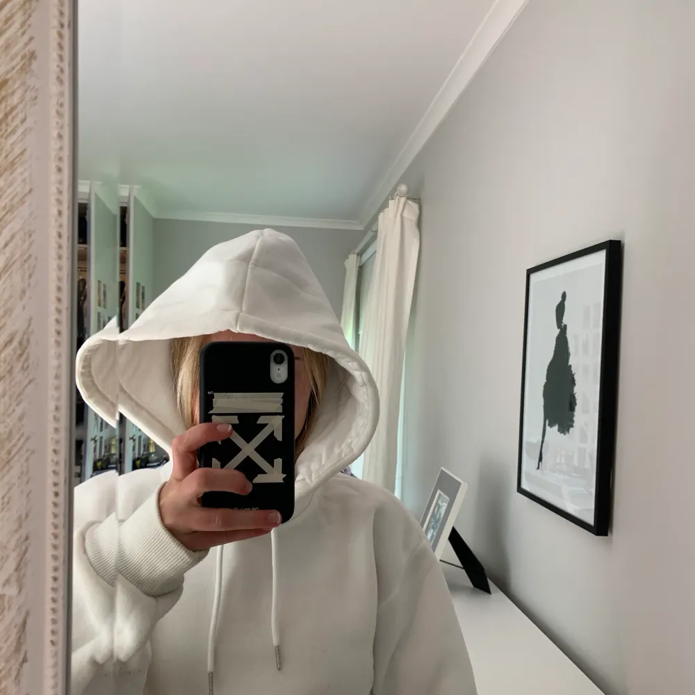 Vit oversized hoodie från Forever 21 i storlek small. Eftersom att den är oversized passar den även en medium. Den har en liten liten fläck på framsidan i mitten som troligtvis går att få bort, men därav priset. Köparen står för frakten😊. Tröjor & Koftor.