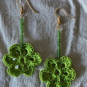 Örhängen - Gulliga handgjorda örhängen med virkade blommor🍀funderar på att börja göra i andra färger också🧚🏽 blommorna är ca 3 cm långa/breda