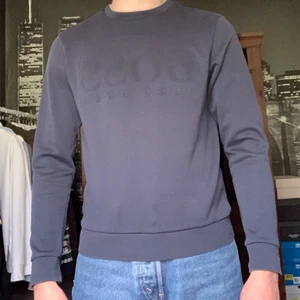 Hugo Boss tröja - Storlek S.                                                              Nyskick eftersom använd fåtal gånger.                Nypris: 1200.                                                                            Gratis frakt!