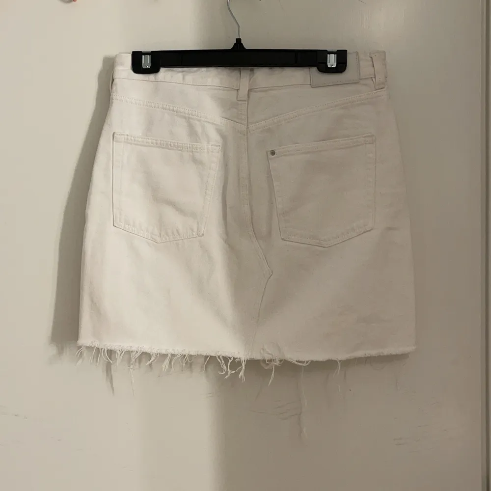 Vit jeans kjol från zara. Strl 40. Inga missfärgningar eller fläckar. Andvänd fåtal gånger. Pris kan diskuteras . Hameet.