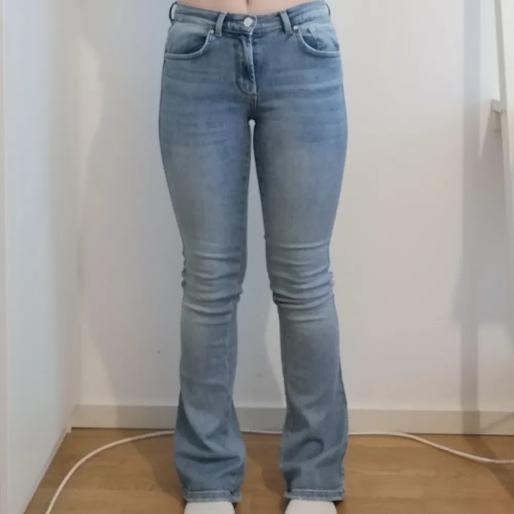 Säljer dessa low waist/mid waist jeans från bikbok då de aldrig kommer till användning. Har använt de typ 2 gånger max och köpte de för ca. 1-2 år sedan så vet inte om de finns kvar i butik! 💙. Jeans & Byxor.