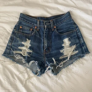 Levi’s shorts - Säljer dessa jeansshorts från Levis som tyvärr blivit för små. Strl Xs. Kontakta mig vid intresse eller frågor💕💕