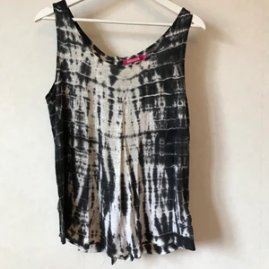 Spräckligt linne, batik, XS-M  - Underbart batikfärgat linne i svart och vitt! Knappar i ryggen. Är märkt M, men jag har använt det som står mellan XS och S. 50% bomull och 50% modal så luftigt och skönt!  Kan mötas i Stockholm eller skicka mot fraktkostnad! ✨🌸✨