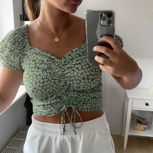 Topp - Säljer denna blommiga topp från H&M! Väldigt bra skick då jag endast använt den ett fåtal gånger!