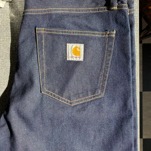 Carhartt Pontiac Pant 34/32 - Helt nya bara prövade. Bild 2 och 3 är lånade så att man ska se hur de sitter på. Nypris 899kr