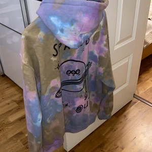 Tie Dye hoodie Urban Outfitters - I storlek S i mycket bra skick. Använd 3-4 gånger. Originalpris: ca 500kr. Högst bud vinner