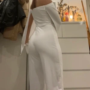 Asos club L vit jumpsuit - Super fin!! Passar mig i längden som är 172. Tjockt material så absolut inte genomskinlig. Perfekt till student! Helt ny inte använd enbart testad. Säljs pga hittat en annan. Stl 38. Jag brukar ha s-m.  Köpt för 450kr 