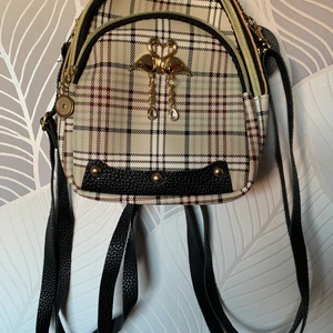 Shein liten ryggsäck  - helt ny (oanvänt) ryggsäck från shein, säljer pga den är jätte liten annars är den väldigt söt och fin - skriv privat om du vill ha mer bilder eller om du har en fråga :)