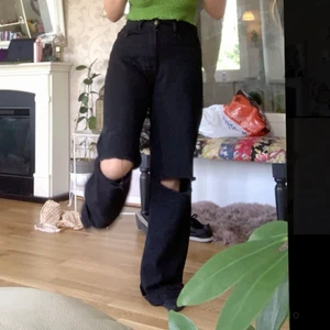 Svarta Jeans - Ett par Xs svarta baggy shein jeans med hål i, säljer för att jag använder de inte så mycket, de är en gnutta långa men jag viker upp de, frakten betalar köparen, ifall ni har frågar är det bara att fråga på💕💕priset kan diskuteras