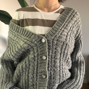 Kofta - Gullig,stor, luftig och samtidigt varm! Fantastisk helt enkelt, gå nog inte att hitta i butik längre då jag köpte den för extremt längesedan🤤 älskar den men inte min stil längre:( en L och sitter såhär på min syster som är xs/s