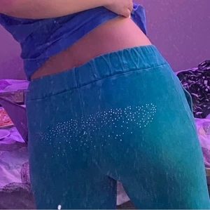 Jättefina juicy couture liknande mjukisbyxor! - Superfina turkosfärgade mjukisbyxor i ”sammet” med rhinestones bak. Funkar att ha högmidjade och lågmidjade! Säljer eftersom jag tycker att dom är lite tajta på mig men annars såå fina!! Jag är 164,5 och har oftast S, står ingen storlek i dom men skulle tippa på xs om dom ska vara lite större eller s om man vill ha dom tajtare! Små hål på insidan av midjan som inte märks men där av lågt pris. 50kr+48kr frakt = 98kr totalt!! Kan ev säljas med matchande zip up, skriv för bild!