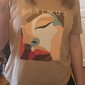 Tröja - Jättesnygg tröja med tryck på framsidan. Den är ljusare i verkligheten. Den är i gott skick