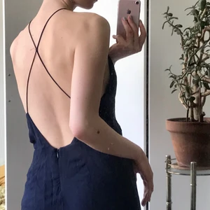 Maxiklänning från samsøe samsøe - NY! Använd endast vid ett tillfälle!  Maxiklänning i mörk marinblå från samsøe samsøe.  Nypris ca 1300kr. Storlek S/M. På lånad bild, den tredje visas ryggen som den egentligen ser ut. Jag har fäst en tråd i mitten av snörena som man kan ta bort. Ville mest bara visa att man kan använda den på olika sätt! Slits baktill. Medföljer en matchande sjal 🦋 Har legat nedpackad och vikt så därav skrynklig på bild.