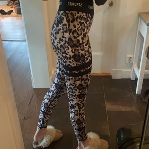 Stronger tights - Säljer mina stronger tights, otroligt bekväma i materialet och passformen. Endast använt ett fåtal gånger. Ord pris 799kr (köparen står för frakten)🤍🤍