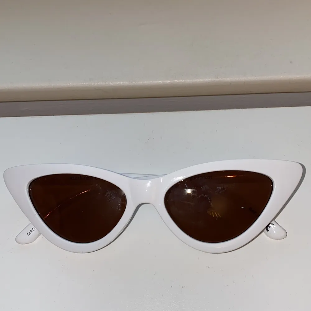 Vita solglasögon från Gina Tricot. Accessoarer.
