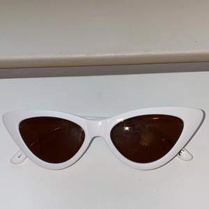 Vita solglasögon från Gina Tricot