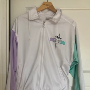 Puma tracksuit jacka - Track suit jacka av märket Puma. Storleksmärkt M. I gott skick! Enda defekten är en liten fläck på vänster arm. Hojta om ni vill se fler bilder!💜