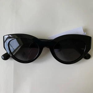 Helt nya solglasögon från H&M SLUTSÅLDA - Populära slutsålda solglasögon från H&M. Liknar deras kollektion med Chimi. Helt nya och oanvända. Passar inte mig. 100 kr exkl frakt. Kan mötas upp i Stockholm. Kan samfrakta om ni vill köpa fler saker av mig! Kontakta mig om ni har några frågor :