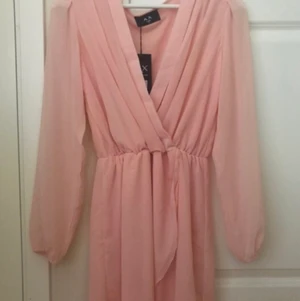 Sommarklänning  - Superfin sommarklänning från Nelly! Aldrig använd. Passar perfekt nu till sommaren och till skolavslutningar/bal eller bara till en sommardag🍓