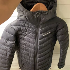 Peak performance jacka stl xs - Säljer min peak performance jacka i stl xs, säljer den då jag inte använder den längre. Nypris 2600. Priset kan diskuteras. Köpt är köpt samt att köparen står för frakten 