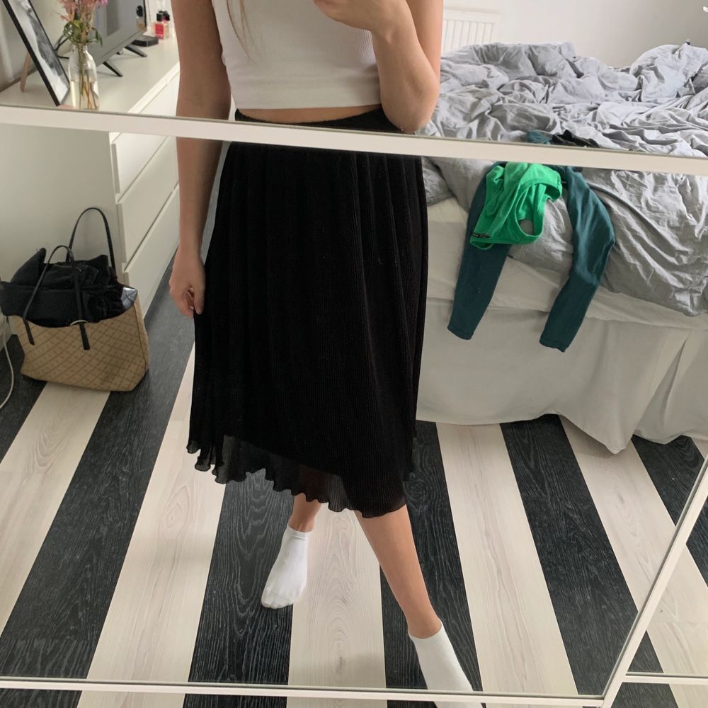 Plisserad lång kjol från en butik jag inte kommer ihåg vad den hette. Märket är soaked. Den är i storlek M men har sytt in den så att den passar en XS/S. Man kan säkert sprätta upp det om man vill det också! Väldigt fint skick, använd få gånger. Köpt för 500. Köparen står för frakt💞. Kjolar.