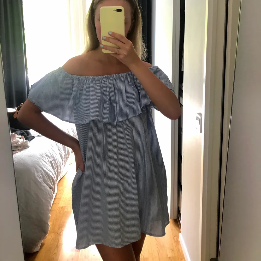 Säljer denna fina sommarklänningen från Zara. Den är blåvit randig offshoulder. Jag är 168 cm och den är på gränsen till för kort. Skriv vid intresse!! ✨❤️. Klänningar.