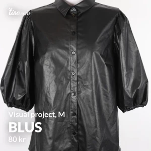 Svart skjorta - Superfint skick. Köpt på Myrornas tradera-auktion. Aldrig använd av mig dock pga fel storlek.