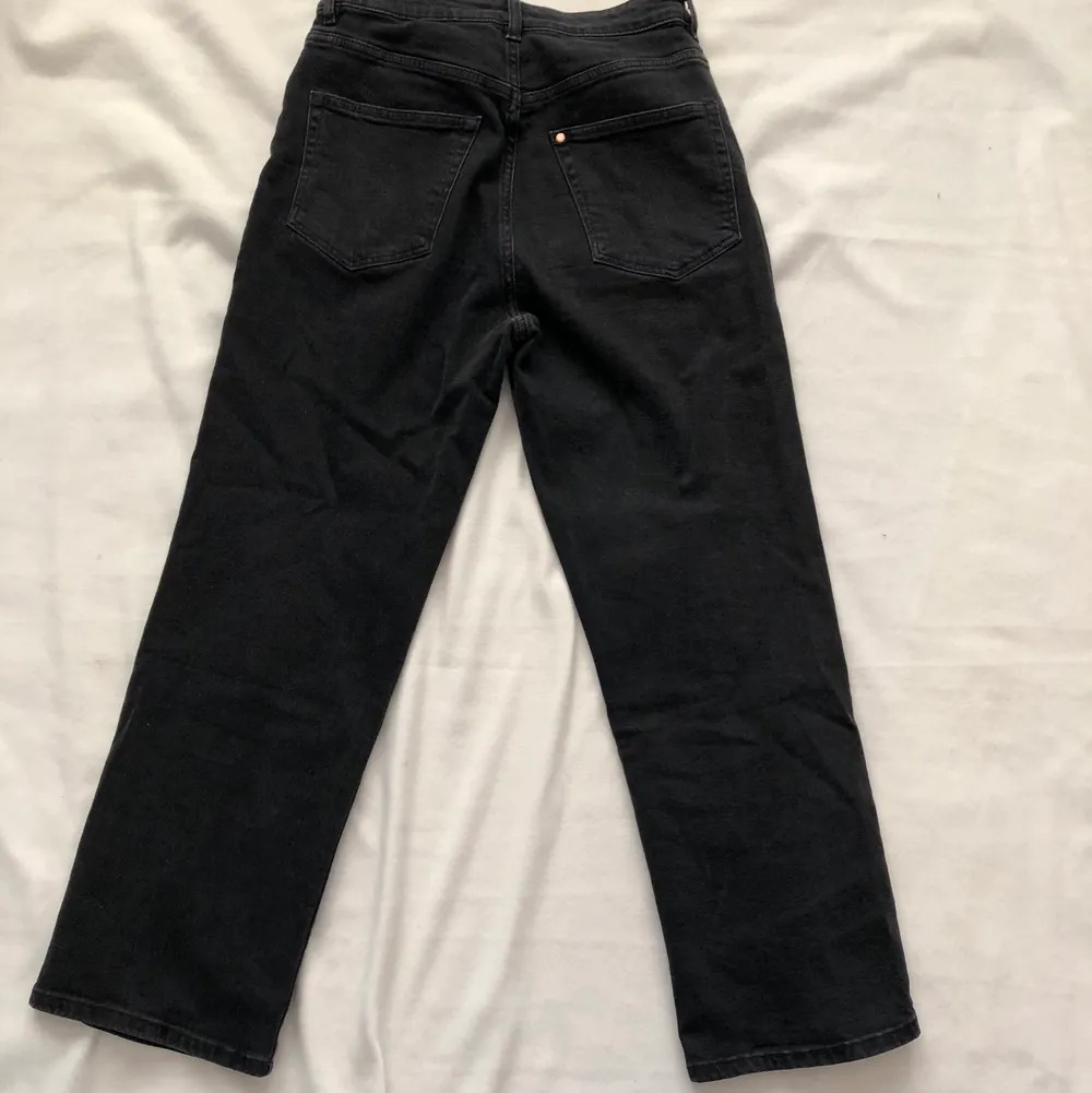 -Svarta jeans ”vintage straight” från H&M                                             -High waist och ankle length                                             -Helt oanvända                                                                                         -frakt ingår. Jeans & Byxor.