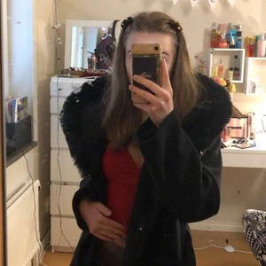 Fake pälskappa - säljer denna super fina fejk pälskappa då den inte kommer till användning. använd fåtal gånger princip i nyskick! super skön & mysig. pris går att diskuteras!🥰🥰 i storlek xs men skulle gissa på att den även passar s, 34 & 36💖 