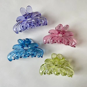 Hårklämma🦋🦖🌸🦄 - 1 för 65kr + 11kr frakt. 2 för 120kr (gratis frakt) eller 3 för 165kr (gratis frakt). Passar både tunnare och tjockare hår, perfekt till våren & sommaren🦄🦖🦋🌸. Skicka meddelande om du vill köpa⭐️⭐️