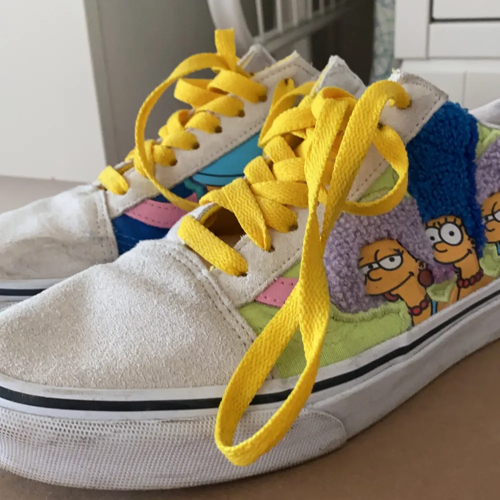 Jättefin par skor av Vans limited edition tillsammans med The Simpsons ❤️ ÄLSKAR dessa men tyvärr passar de inte längre. Jättefint skick och lovar att de är JÄTTE SKÖNA 😍 . Skor.