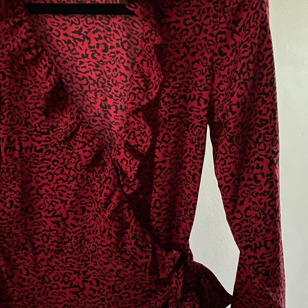 säljer denna oanvända leopard klänning! I och med att den aldrig kommit till användning är den i nyskick💕 hör av er vid intresse eller frågor . Klänningar.