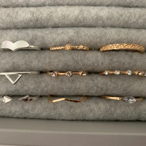 Guld och silver ringar - Jättefina guld och silver ringar. De kostar 10kr styck. Köparen står för frakten. Meddela vid fler frågor 💕
