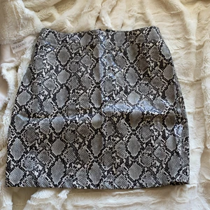 Skinnkjol Linn Ahlborg xNAKD - Säljer min supersnygga ormskinnkjol från L.A kollektion NAKD, pga blivit för liten. Storlek 36. Använd max 3 ggr, superfint skick. 