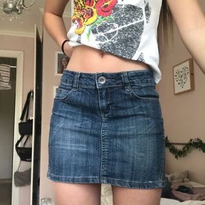 Lågmidjad jeanskjol - En fin lågmidjad jeanskjol SeriousSally i storlek S:) Buda i kommentarerna med minst 10kr i taget 💙💙 ❗️AVSLUTAS PÅ ONSDAG 9/6 KL. 18.00❗️