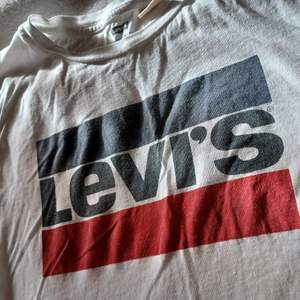 Levi's T-shirt i strl M säljes som är köpt för några år sedan, men är i bra skick! Väldigt snygg, men kommer ej till användning längre. 