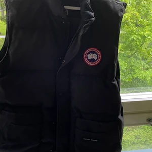 Canada Goose Väst - Helt äkta canada goose väst i storlek M. Säljer då jag behöver pengarna, som ny, inga fläckar. Kan skicka fler bilder om det behövs.