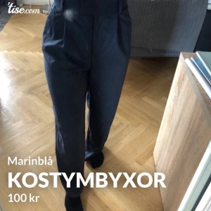 Kostymbyxor  - Superfina kostymbyxor från H&M i en marinblå färg. Endast använda 1 gång och säljer för de inte kommer till användning. Dem är verkligen supermjuka och sköna på.   Strl. 38 (passar mig som normalt är xs/S)   Har sytt upp byxorna dessvärre då jag är 160cm, de ”nuddar” golvet på mig nu.