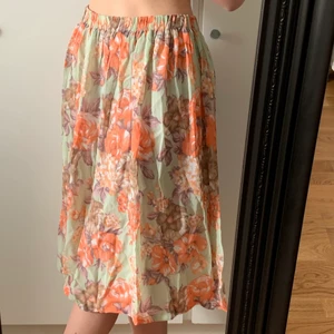 Blommig plisserad kjol - Blommig kjol säljes pga att den inte kommer till användning. Köpt på secondhand i fin skick