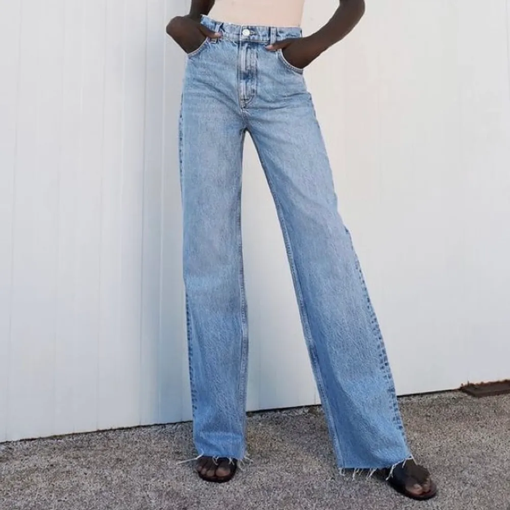 Ljusa jeans från zara i strlk 32🤍 använda 3 gånger och i fint skick💕💕 passar va 164-167 i längd!🥰. Jeans & Byxor.