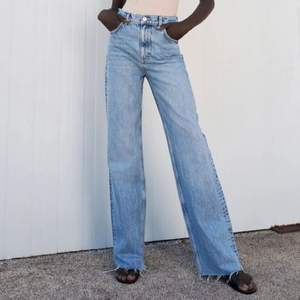 Ljusa jeans från zara i strlk 32🤍 använda 3 gånger och i fint skick💕💕 passar va 164-167 i längd!🥰