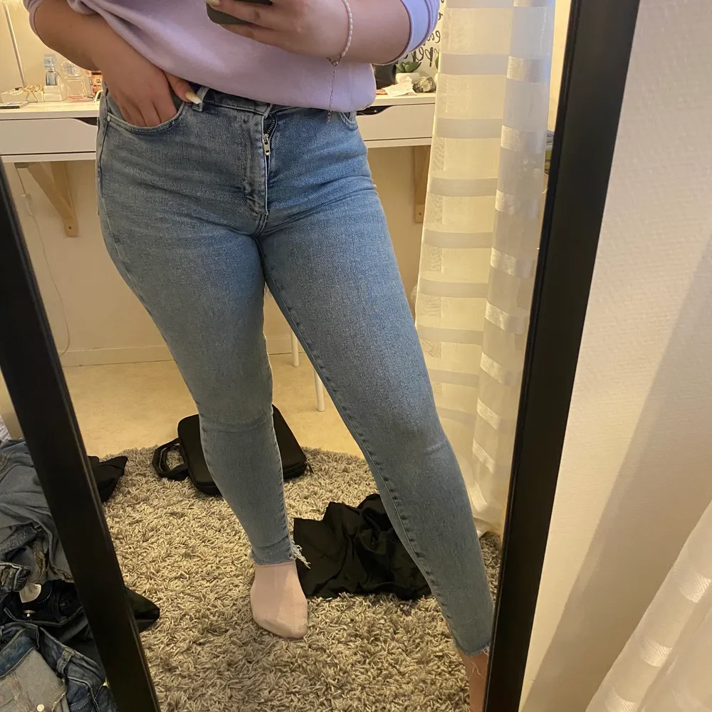 Sköna jeans, sitter bra, kvaliten är också bra! Högmidjade vilket är ganska skönt, storlek XS köpt på Zara. Jeans & Byxor.