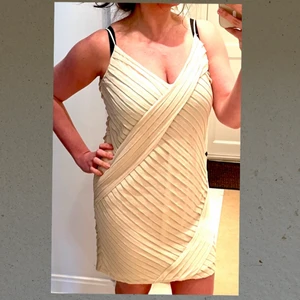 Klänning  - Passar till både vardag och fest på grund av materialet 